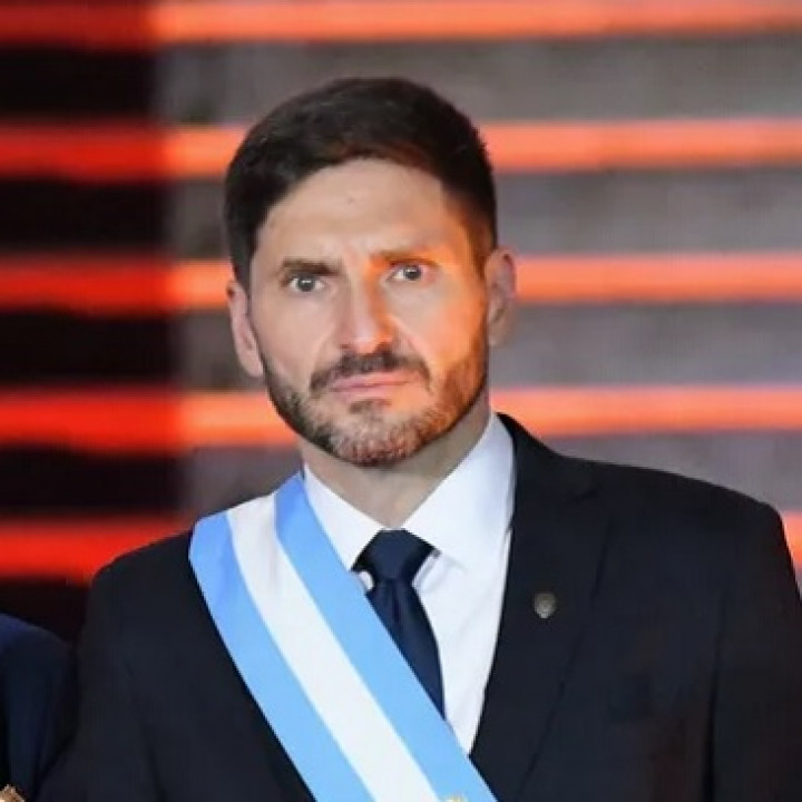 ESTA HABLANDO PULLARO
NO HAY PLATA
TIENE 3000 ÑOQUIS A $ 3 M SUELDO 
$ 9 MIL M POR MES 
17.600 POLICIAS 
SON $ 500.000 DE AUMENTO POR POLICIA  
122 M POR DIA EN PUBLICIDAD 1
CASI 31 M DE DOLARES AL AÑO 
HAY PLATA PARA LA POLICIA 
PERO SE GASTA EN ÑOQUIS  Y PUBLICIDAD