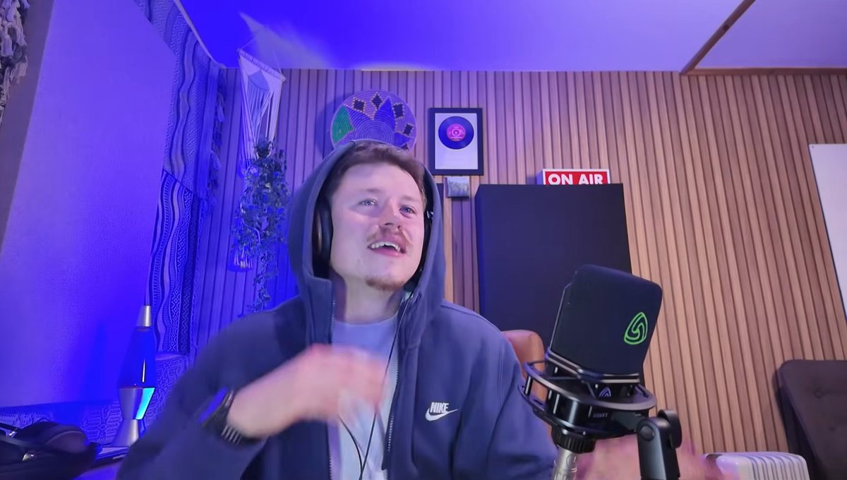 前から思ってたんやけどDｰlowの部屋の後ろに飾ってる一筒なに？