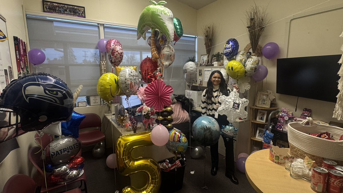 It’s our principal’s birthday and we decided to bring her anything but a birthday balloon 🎈💜🥰😂😅
Dinosaur balloons Get well soon It’s a boy  Congratulations on your new girl Number 5️⃣ Patriots Mickey 😅😅
#anythingbutabirthdayballon 🎈#harristeam #TeamHARRIS 💜