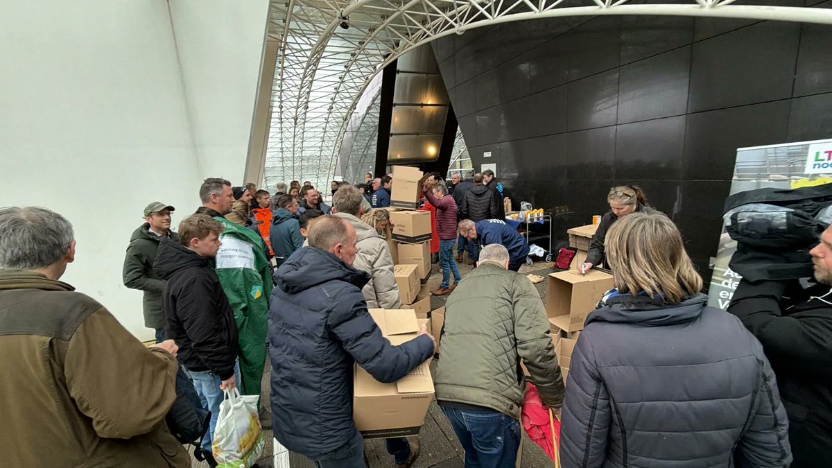 NieuwsArena's tweet photo. Boeren zetten verhuisdozen bij provinciehuis Utrecht: 'Raak m'n toekomst kwijt' Lees hier: https://t.co/1yGUO1xbcL https://t.co/h1iDvfBpxq
