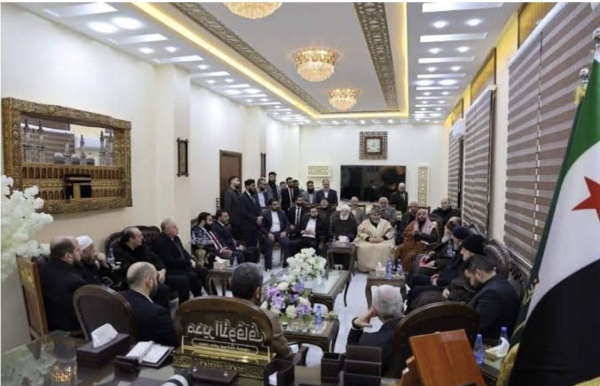 ليش يا سيادة الوزير؟!

في الأسفل موكب لوزير الأوقاف [ سامحه الله وعفا عنه ] معه عشر سيارات سوداء ومرافقة وحشد…
ليش يا سيادة الوزير؟!
بطون الفقراء أحق بذلك!؟

هكذا اشتعلت المنصات خلال 24 ساعة.
صورة واحدة… وتعليقات لاذعة.
محاكمات عاجلة، وأحكام نهائية!!

ولكن الحقيقة كالتالي: