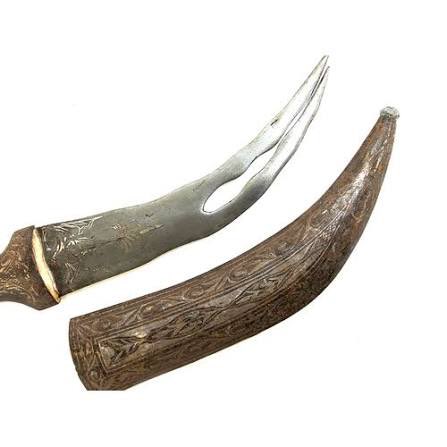 For historical accuracy, I am from Saudi Arabia “the birthplace of Islam”  and from one of its authentic tribes in Islamic history. I was familiar with Islamic history long before studying it in school.

This sword symbol is not Arabian ، it is a Persian sword. It has often been