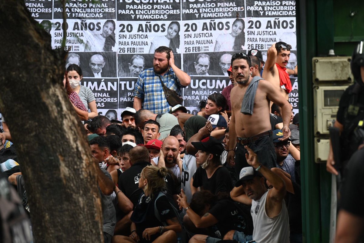 mteargentina's tweet photo. La policia no deja llegar a las ambulancias para atender a los heridos por la represión. Hay mas de 30 compañeros detenidos y heridos que no reciben atención. Quieren aprobar una reforma con balas y gases contra el pueblo. Exigimos una respuesta urgente.

Fotos: Tadeo Bourbon https://t.co/ExCBSuHbWl
