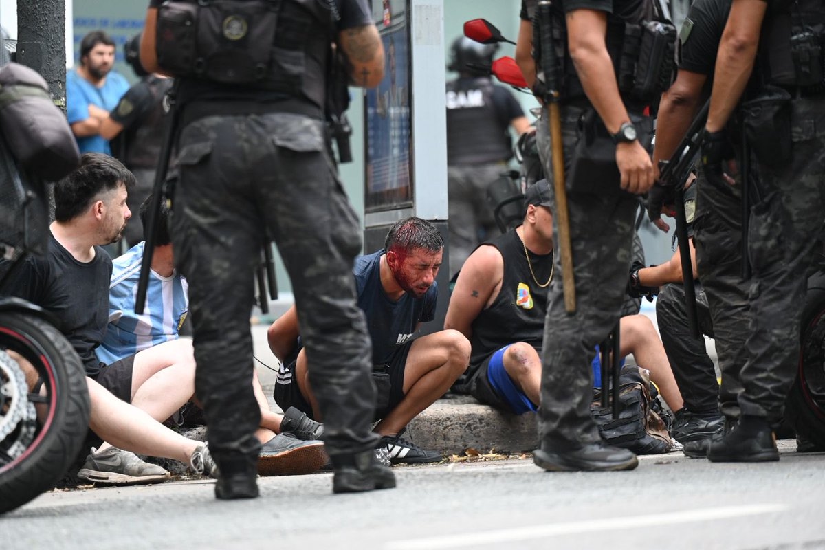 La policia no deja llegar a las ambulancias para atender a los heridos por la represión. Hay mas de 30 compañeros detenidos y heridos que no reciben atención. Quieren aprobar una reforma con balas y gases contra el pueblo. Exigimos una respuesta urgente.

Fotos: Tadeo Bourbon