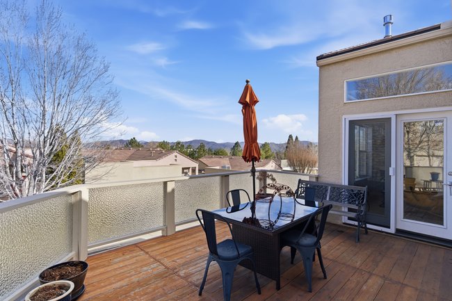 SilvermanTeam's tweet photo. 🏔️ Reno living at its finest. Just 30 mins to Mt. Rose &amp; 40 mins to Lake Tahoe

This Lakeridge Shores gem was reimagined in 2022: ✨ 3-Car Garage + EV Charging ✨ Designer GE Café Kitchen ✨ No State Income Tax 💸

https://t.co/wkrxRzcxv0

#RenoRealEstate #LakeridgeShores #RenoNV https://t.co/H7PZu2t5Y6
