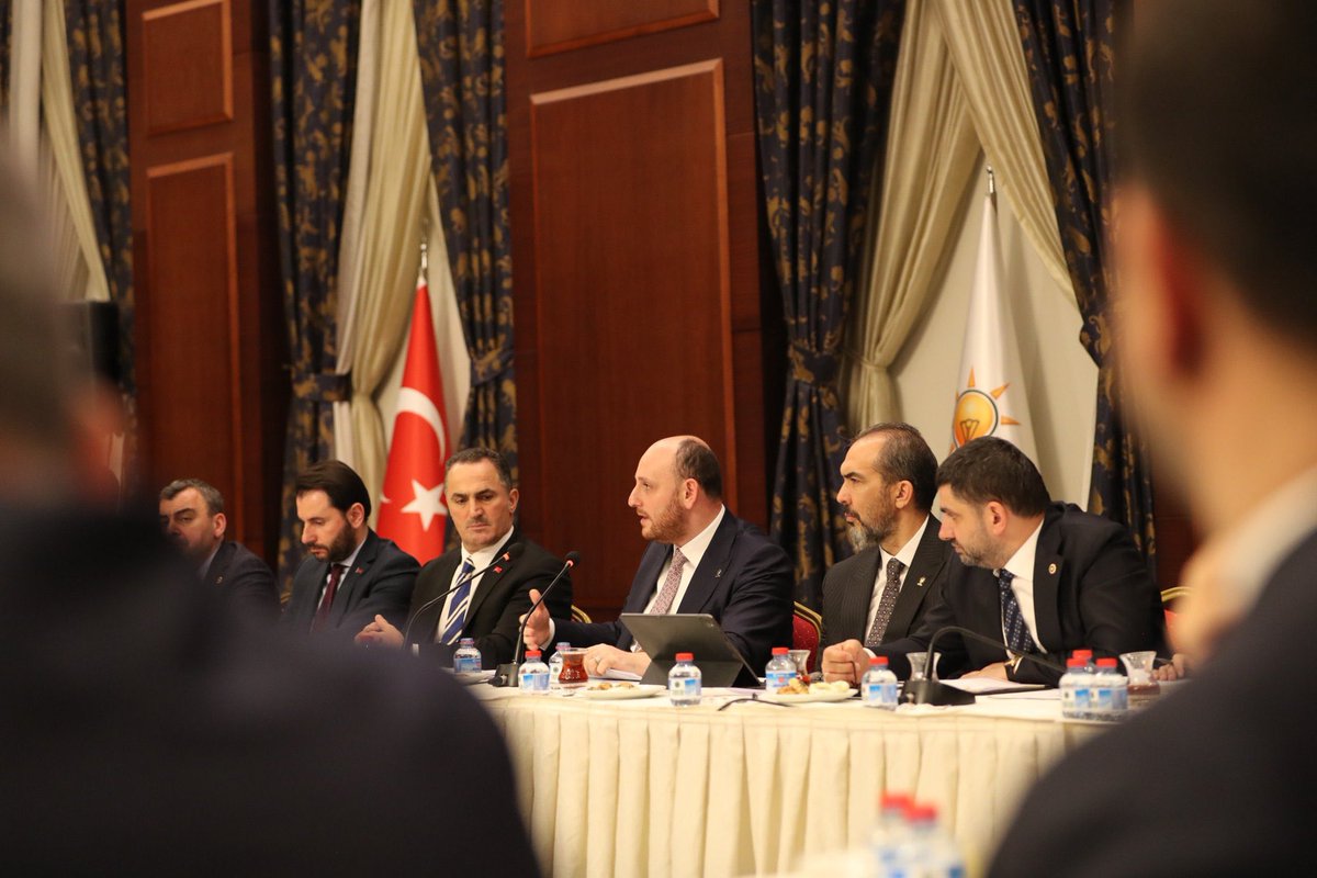 yahyacelik_'s tweet photo. 📍AK Parti Genel Merkezi

Genel Başkan Yardımcımız ve Teşkilat Başkanımız Sn. Ahmet Büyükgümüş’ün himayelerinde, 81 il başkanımızın katılımıyla Daraltılmış İl Başkanları Toplantımızı gerçekleştirdik.

Yol arkadaşlarımızla birlikte sahadaki çalışmalarımızı, milletimizle kurduğumuz güçlü gönül bağını ve önümüzdeki dönemin yol haritasını kapsamlı şekilde değerlendirdik. Teşkilatımızın kararlılığı, inancı ve azmi Türkiye Yüzyılı hedeflerimize emin adımlarla ilerleyişimizin en sağlam teminatıdır.

Toplantımızın partimiz, teşkilatımız ve aziz milletimiz adına hayırlı neticelere vesile olmasını temenni ediyorum.