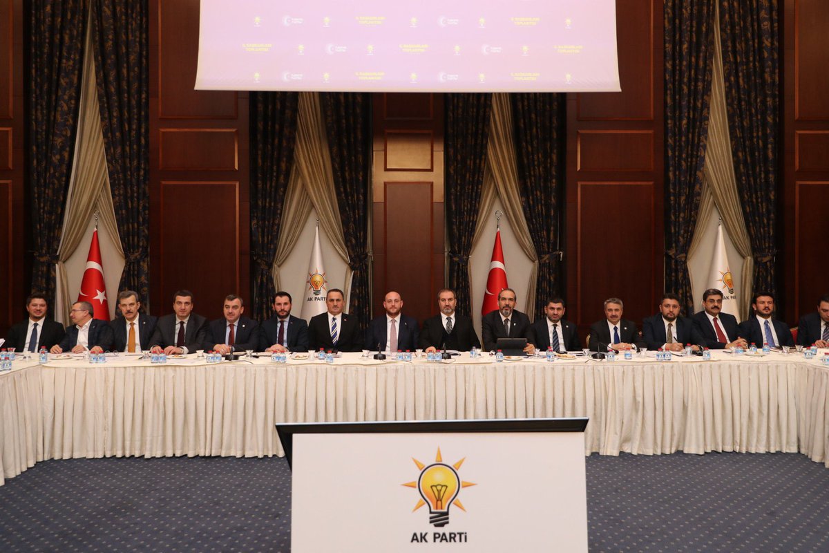yahyacelik_'s tweet photo. 📍AK Parti Genel Merkezi

Genel Başkan Yardımcımız ve Teşkilat Başkanımız Sn. Ahmet Büyükgümüş’ün himayelerinde, 81 il başkanımızın katılımıyla Daraltılmış İl Başkanları Toplantımızı gerçekleştirdik.

Yol arkadaşlarımızla birlikte sahadaki çalışmalarımızı, milletimizle kurduğumuz güçlü gönül bağını ve önümüzdeki dönemin yol haritasını kapsamlı şekilde değerlendirdik. Teşkilatımızın kararlılığı, inancı ve azmi Türkiye Yüzyılı hedeflerimize emin adımlarla ilerleyişimizin en sağlam teminatıdır.

Toplantımızın partimiz, teşkilatımız ve aziz milletimiz adına hayırlı neticelere vesile olmasını temenni ediyorum.
