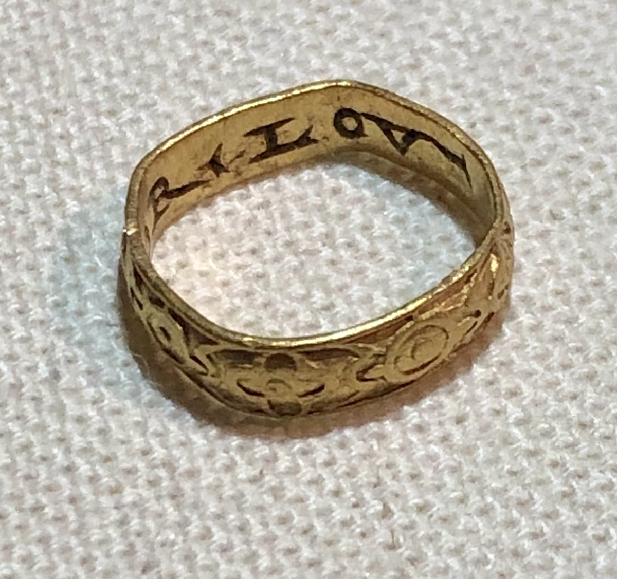 LancsMuseums's tweet image. 💘 This #ValentinesDay we’re celebrating posy rings. Tiny treasures engraved with messages of love, friendship and faith
💛 “All for Love” (Carnforth, c1550–1650)
💛 “Present My Affection” (Carnforth, c1650–1750)
See them at #ClitheroeCastle until 8 March!
www6.apps.lancashire.gov.uk/w/webpage/even…