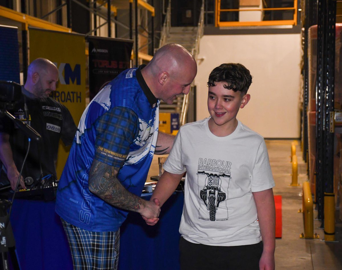 Bones0702's tweet photo. Excellent night at the @mkmbs Arbroath opening night last week. Wee man had a ball with the stars @soots180 @DamonHeta180 and @Gezzyprice 😂🎯 made his night 💙💛 https://t.co/ysyqTZLwEo
