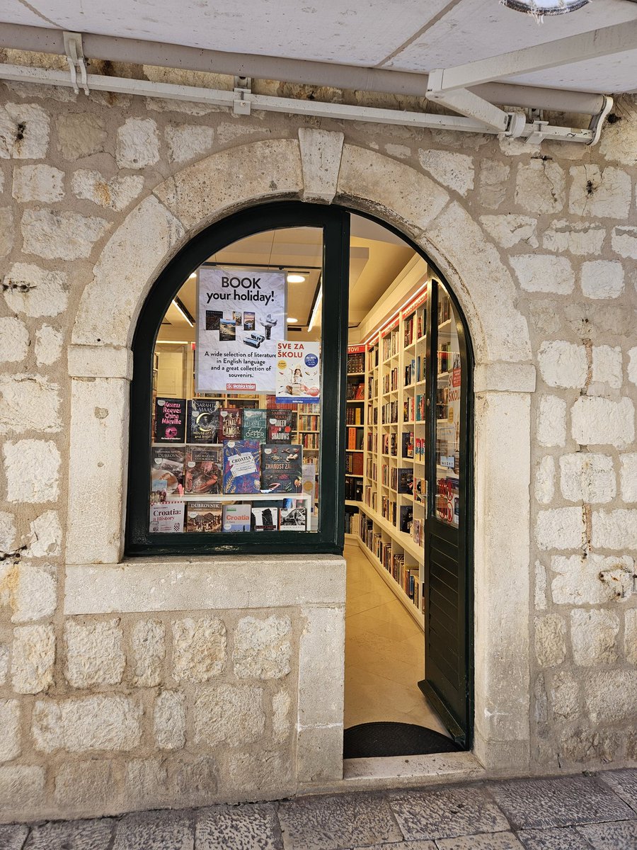 This beautiful little bookshop in Dubrovnik really fascinated me. I adore independent bookshops 📚