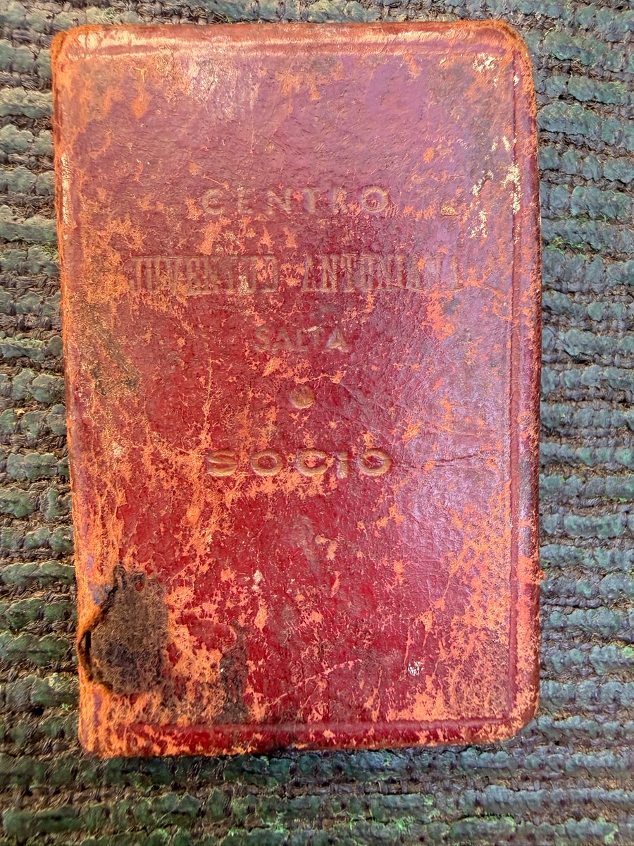 HISTORIA PURA. 📜 💙🤎🤍
Con mi familia encontramos el carnet de socio de mi bisabuelo . Es increíble ver cómo un simple documento puede conservar tanta  historia después de tantos años , un registro de una época donde todo se hacía a mano y con otra mística.
Este carnet