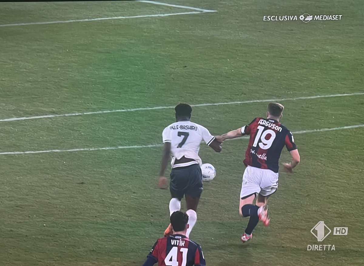 pisto_gol's tweet photo. In #BolLaz Succede che al 26’ Dele-Bashiru sia lanciato a rete con 1 metro di vantaggio su #Ferguson e che il giocatore del #Bologna lo trattenga in maniera evidente. Sarebbe fallo e rosso diretto, ma non per #Chiffi e solo in un calcio serio. 2 minuti e segna Castro 1:0 https://t.co/Nv2yccO4CL