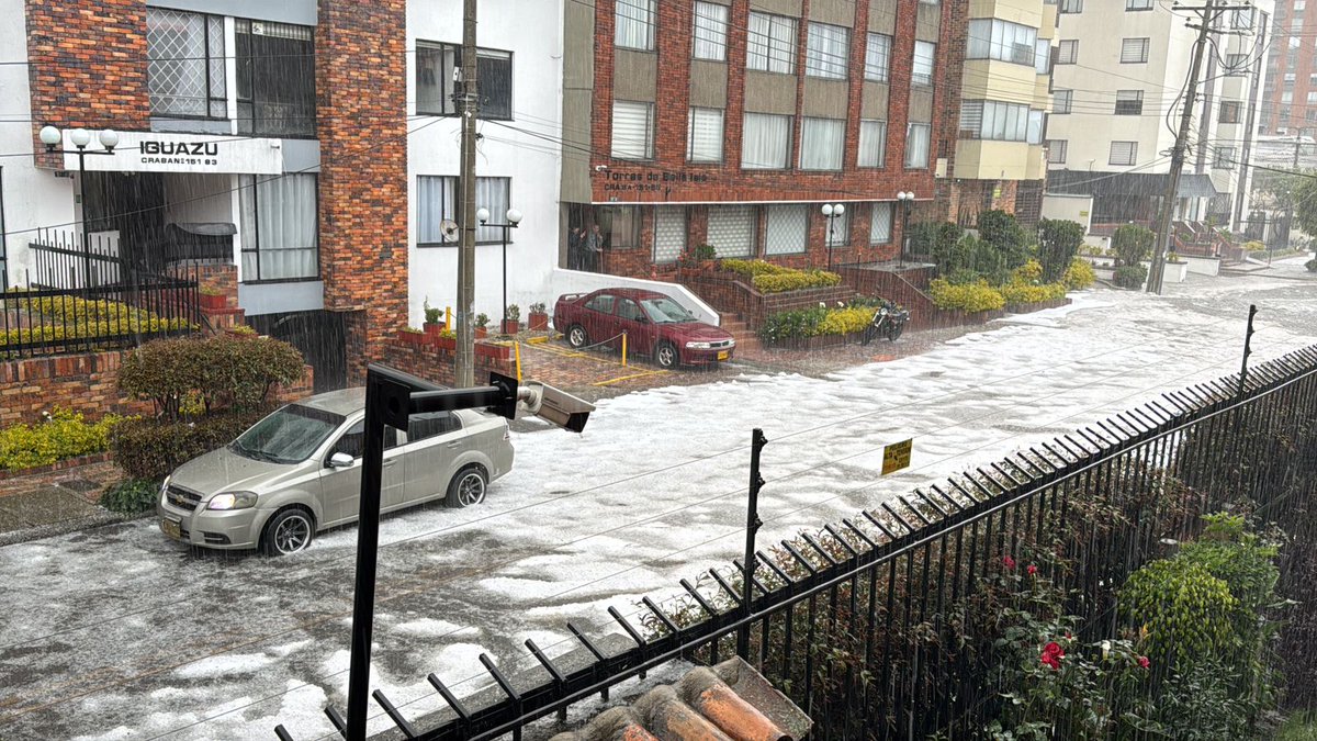 LilyMontesR's tweet photo. Se le agradecería al @AcueductoBogota que nos den una ayuda nuevamente los barrios afectados por la granizada #CedroGolf @CarlosFGalan las basuras tapan la tubería. https://t.co/3PabE2kDjX