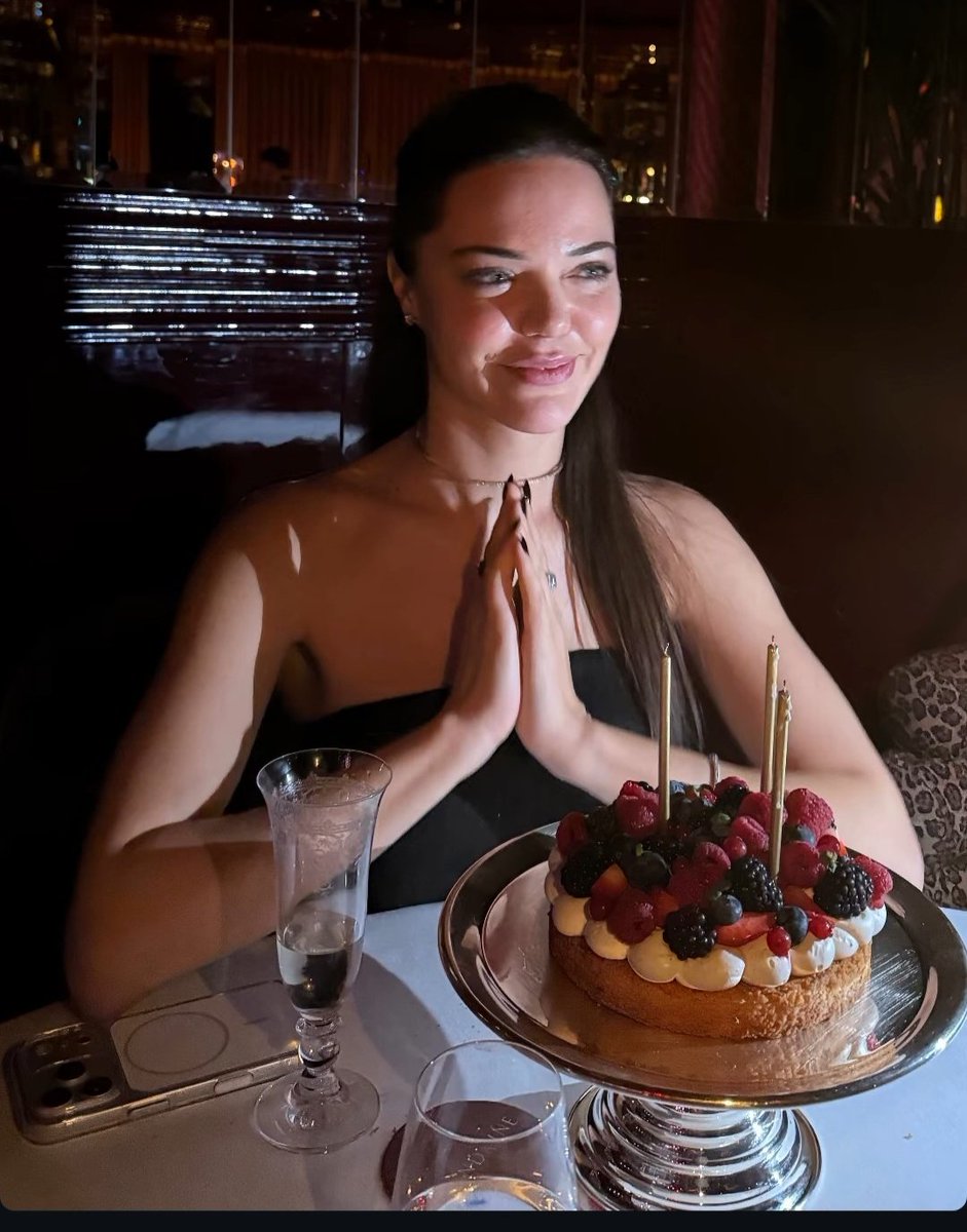 New Queen Hilal from her birthday party 💃🎈🎂👑🌙🚀 she made my day 🚀🌙👑🎂🎈

#sahtekarlar #HilalAltınbilek