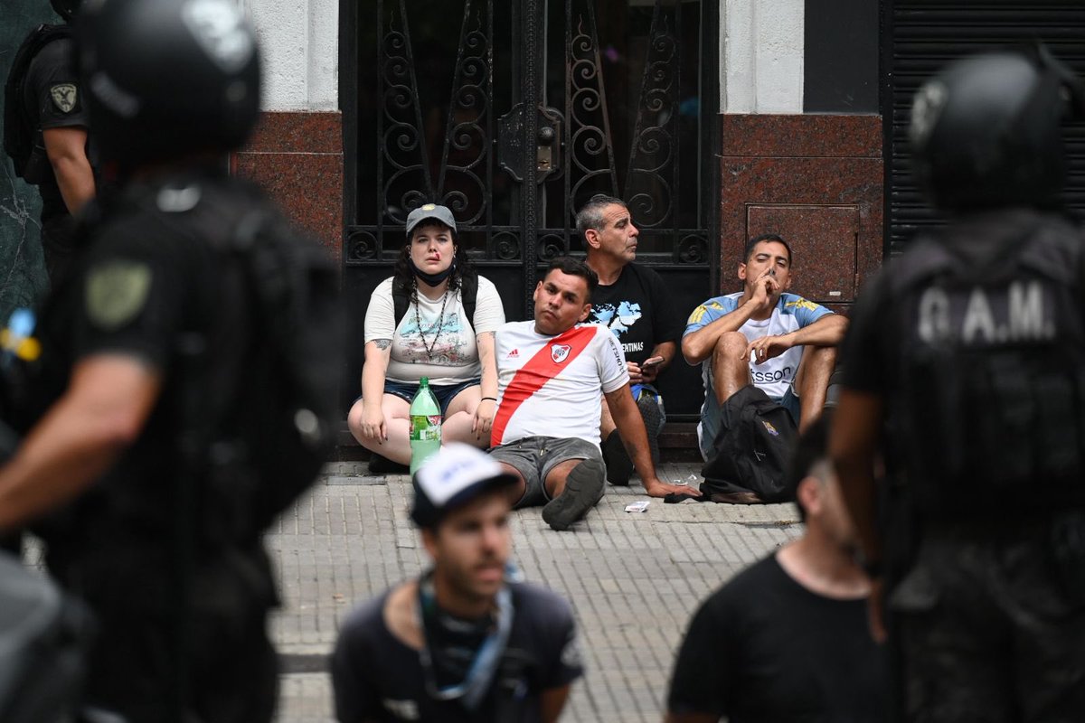 UTEPoficial's tweet photo. 🚨 FEROZ REPRESIÓN EN EL CONGRESO. Mientras rechazamos la Reforma Laboral del hambre, la respuesta fue balas de goma a la cara y cacería.
Nos cagaron a palos y tardaron más de 30 min en traer una ambulancia para los compañeros heridos.
¡LIBERTAD YA a los detenidos! https://t.co/C5OdYNpIX5