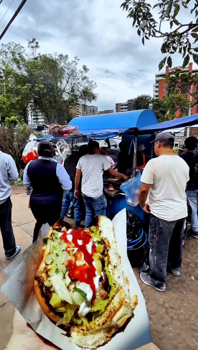 Yosh_G's tweet photo. Nada como un buen shuco al pie de la carreta. Con el humo de la carne en el ambiente. Parado, porque ya no hay cajillas en donde sentarse, una coquita de vidrio bien fría y la emoción del riesgo constante de que se paren a asaltarte en cualquier momento. Guatemala un día cualquiera.
