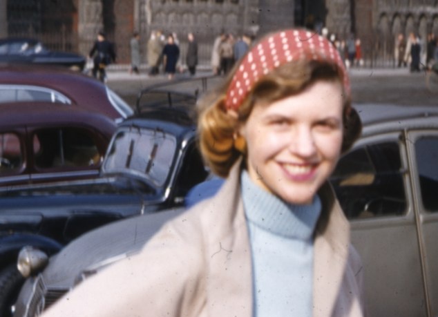 siirselsanat's tweet photo. Korkuyorum. Neden mi? Tam anlamıyla yaşanmamış bir hayattan.

 Sylvia Plath

Ölüm yıl dönümünde saygıyla..🥀 https://t.co/m8nIH6N04V