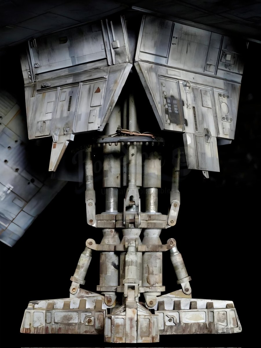 RJCrowtherJr's tweet image. 🪐 Amazing remastered close-ups of the ALIEN (1979) Nostromo principle filming model which is 11 feet long! Thread 1/2