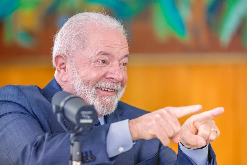 IvanValente's tweet photo. LULA NA FRENTE! A nova pesquisa Quaest sobre as eleições de outubro confirma os números dos últimos meses: Lula vence TODOS os candidatos, tanto no primeiro turno como no segundo! Enquanto a direita espalha mentiras e busca o caos, o governo segue trabalhando para o povo brasileiro, que reconhece isso na pesquisa!