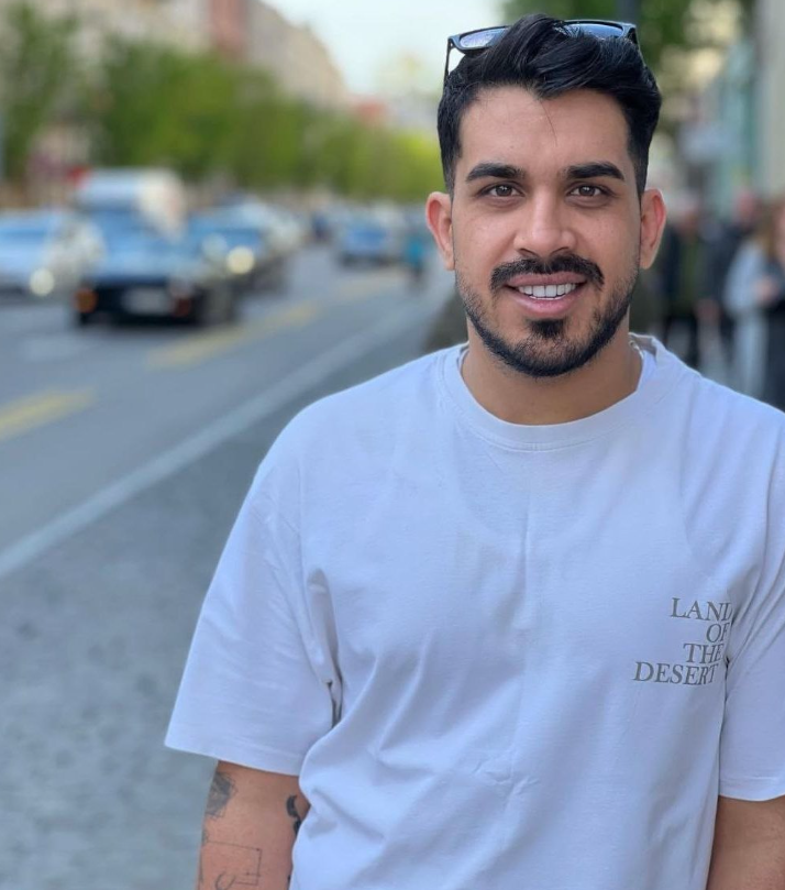 «جاویدنام میلاد نعمتی 
۳۱ ساله. ۱۸ دی در نازی‌آباد تهران با اصابت دوتا گلوله به گردن کشته شد و پیکرش رو بعد ۵ روز تو کهریزک پیدا کردن.
خانواده‌ش میخوان که اسمش شنیده شه. 🖤»

#میلاد_نعمتی