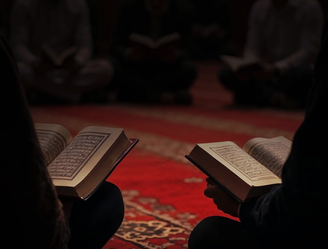 O gün Allah onların hepsini diriltecek ve yaptıklarını kendilerine haber verecektir. Allah onları bir bir saymıştır. Onlar ise unutmuşlardır. Allah her şeye şahittir.

|Mücâdele Sûresi, 6