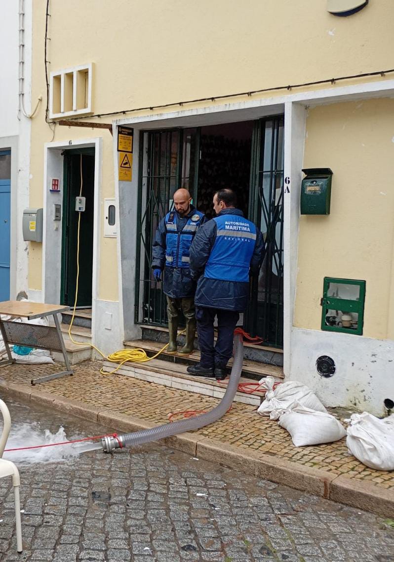 MarinhaPT's tweet image. Marinha e @amn_portugal mantêm meios para resgate em prontidão imediata

Saiba mais em marinha.pt/pt/media-cente…

#marinha #amn #militares #prontidão