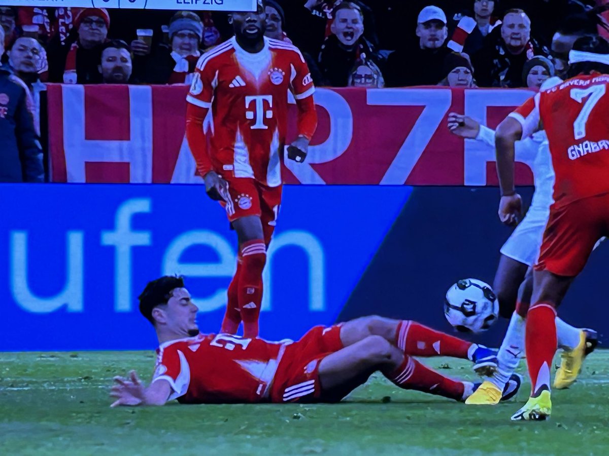 #DFBPokal #FCBRBL diese Szene gab übrigens bei #FCAFCST Elfer und Gelb sowie viel Aufregung…- heute auch zurecht Freistoß nach Ballspielen zuvor, hier auch klar kein Rot, weil seitlich, nicht voll treffend &amp; nicht mit Stollen gerade aus- aber Gelb fehlte, weil schon über