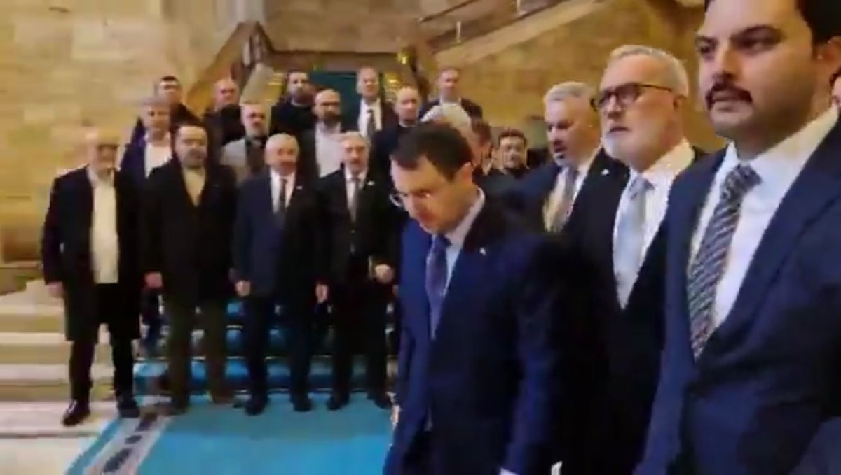 dryesonmez's tweet photo. Arkada fotoğraf çektirmek için dizilmiş bekleyen abilerin şaşkınlığı muazzam. 😆 https://t.co/Kphjy4ZLau