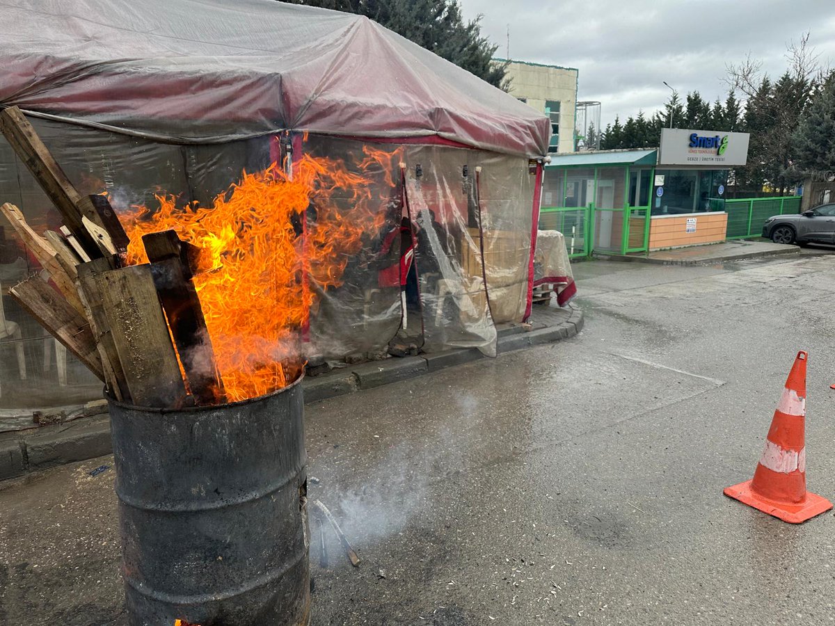 Smart Solar işçilerinin grevi kazanımla sonuçlandı!
Gebze’de bulunan Smart Solar Güneş Panelleri Fabrikası’nda 260 emekçi 22 Ekim 2025’te başlattıkları Birleşik Metal-İş öcülüğündeki grevi 113. gününde kazanımla sonuçlandı.
Mücadele eden işçiler kazandı. Smart işçileri kazandı