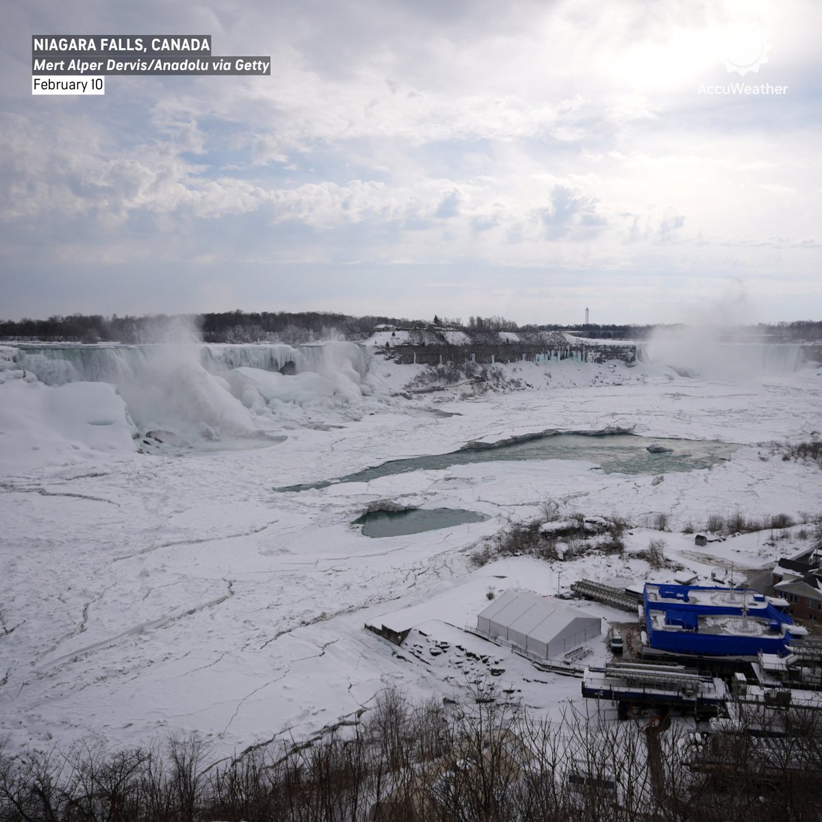 accuweather's tweet image. Niagara Falls turns into a winter masterpiece 🌨️💦

Below-freezing temperatures have partially frozen the iconic waterfall, creating a stunning scene in Ontario.