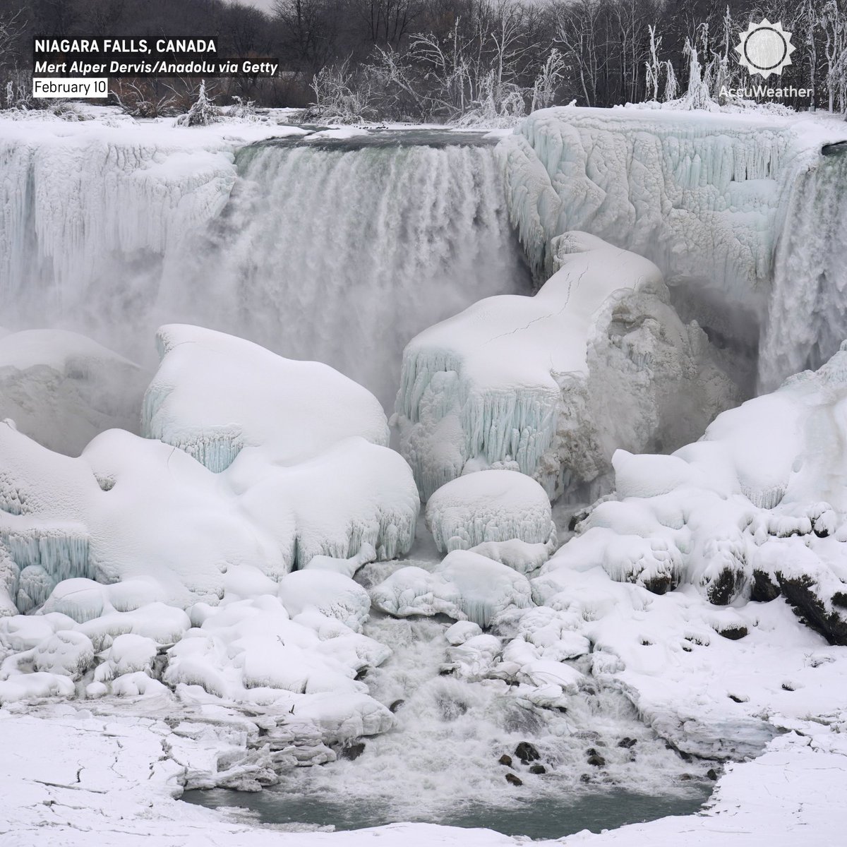 accuweather's tweet image. Niagara Falls turns into a winter masterpiece 🌨️💦

Below-freezing temperatures have partially frozen the iconic waterfall, creating a stunning scene in Ontario.