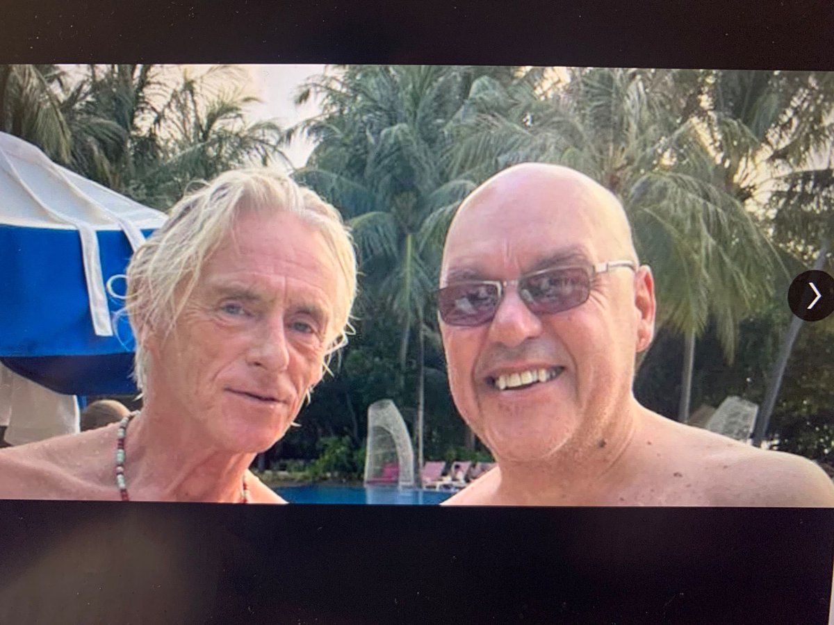 Thanks for the follows tonight. Having trouble following everyone back atm, getting a few ‘client error’ messages but will sort it. In the meantime, here’s a photo of me with Paul Weller last week 😉