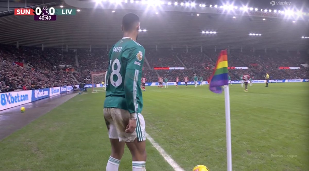 TouchlineX's tweet image. 📸 - Gakpo next to the LGBTQ corner flag.