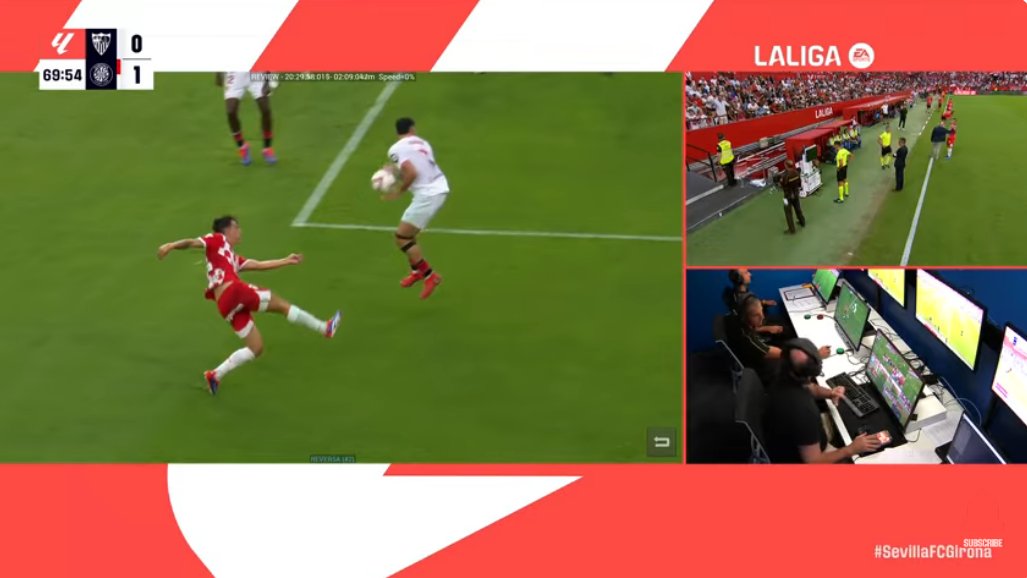 La temporada pasada esta mano de Isaac Romero ante el Girona sí fue penalti. El árbitro era el mismo, Sánchez Martínez. Y la jugada similar: balón a portería, brazos en posición horizontal y distancia muy corta entre jugadores.

Incomprensible.