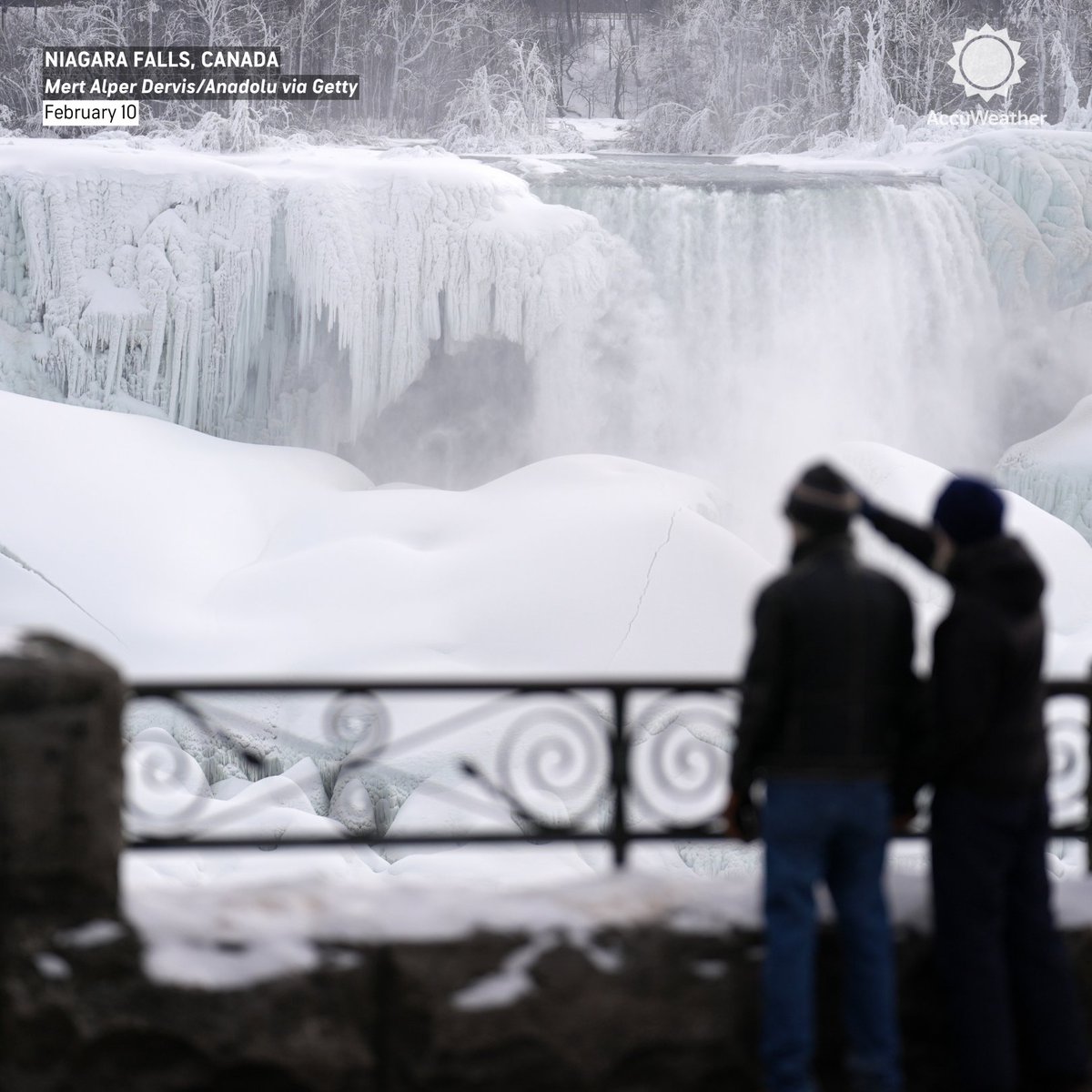 accuweather's tweet image. Niagara Falls turns into a winter masterpiece 🌨️💦

Below-freezing temperatures have partially frozen the iconic waterfall, creating a stunning scene in Ontario.