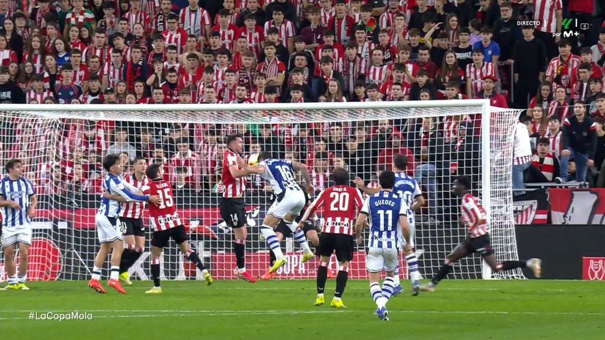 🖥️💥 El VAR y su ruleta del criterio en el Athletic Club - Real Sociedad.

👉🏻 Laporte salta con el brazo extendido en forma de L, ocupando un espacio y desviando el remate.

❌ 𝗘𝗦 𝗣𝗘𝗡𝗔𝗟𝗧𝗜.

▪️ El central tiene tiempo y oportunidad para retirar el brazo, pero no lo hace.