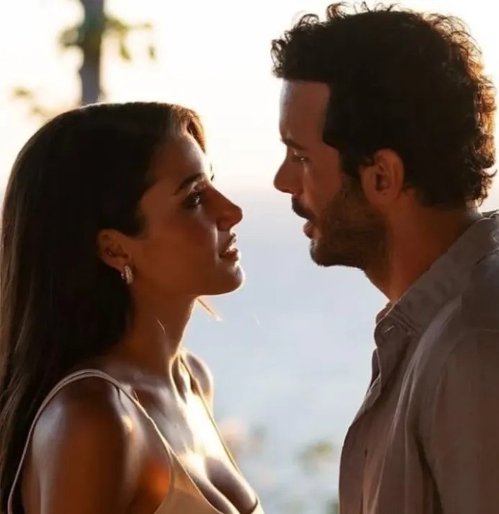 ercelfiles's tweet image. Hande Erçel’s film Rüzgara Bırak (Chasing the Wind), alongside Barış Arduç, has been selected among GQ Germany’s 19 best romantic movies currently on Netflix.❤️‍🔥💫

#HandeErçel #ChasingTheWind