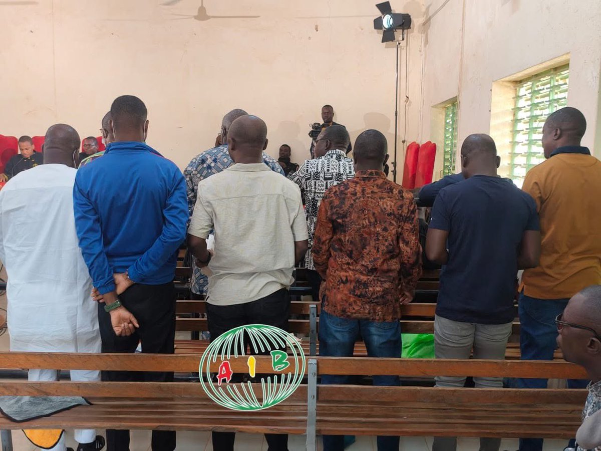 L_Activiste226's tweet image. #New226| #Burkinafaso🇧🇫⛔️‼️:

Procès des magistrats et autres : un prévenu invoque un prêt malgré des avoirs bancaires supérieurs à 17 millions FCFA . 

À la barre, un prévenu, douanier de profession, a affirmé avoir contracté un prêt d’un million de francs CFA auprès de son