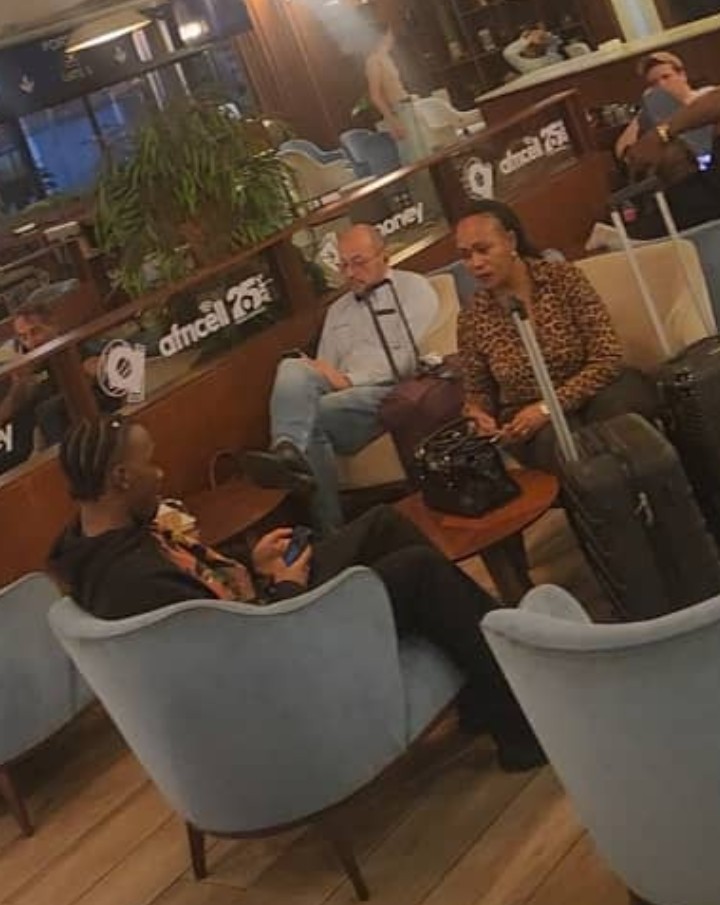 Marie MUSHOBEKWA qui a tant recherché la justice pour deux enfants, vient de fuir ce soir  pour la Belgique à bord d'un vol SN Brussel avec son fils de 18 ans , Clodien LIKULIA, poursuivi pour viol sur mineur  par la Haute Cour Militaire alors qu' il y a un mandat d'amener lancer