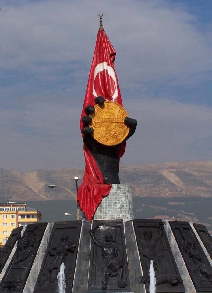 12 ŞUBAT KAHRAMANMARAŞ'IN KURTULUŞU

Kahramanmaraşlı 1925 yılından beri her yıl Kurtuluş günü olan
12 Şubat Bayramında Kırmızı Şeritli İstiklâl Madalyasını
Şanlı Bayrağına törenle takarak¸ geçmişini yâd
eder.