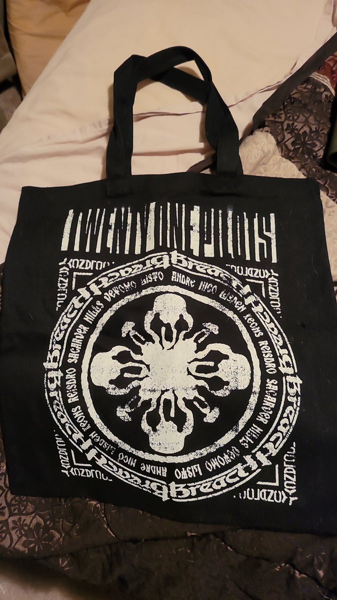 🤘🏼GIVEAWAY🤘🏼 4 of 4
🔥Breach tote🔥

Rules: 
-INTERNATIONAL and anyone else who didn't attend Breach or get merch ❤️
-Retweet and comment your favorite Breach song 🥁🔥

Giveaway closes February 28th 
#twentyonepilots #torchbearer #BreachTour