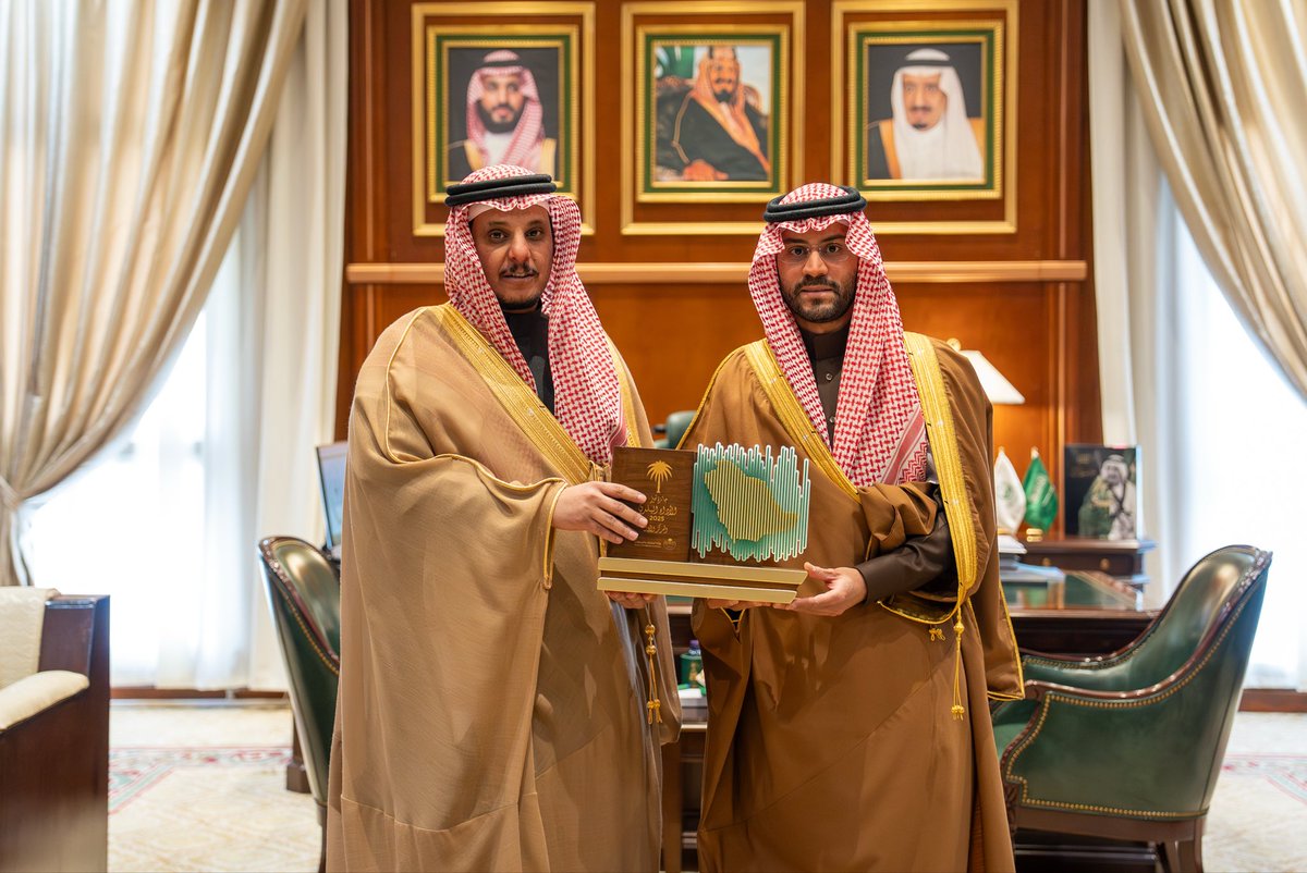 سمو #نائب_أمير_منطقة_حائل يستقبل أمين المنطقة م.سلطان الزايدي ويتسلم سموه جائزة المركز الأول للتميز في الأداء البلدي لعام 2025م، التي حققتها الأمانة ويطّلع على عدداً من التقارير السنوية للمشاريع والمبادرات المنفذة بالمنطقة ومركز الخدمات الشامل "إتمام" والتقرير الإعلامي للأمانة.