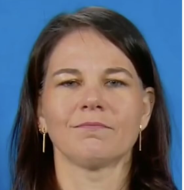 "Frage: Helga Schmidt, die eigentlich für ihren UN-Posten vorgesehen war, hat 20 Jahre diplomatische Erfahrung und spricht vier Sprachen fließend. Was sagen Sie dazu?
Bearbock: "Und was hat's ihr genützt? Ebent."