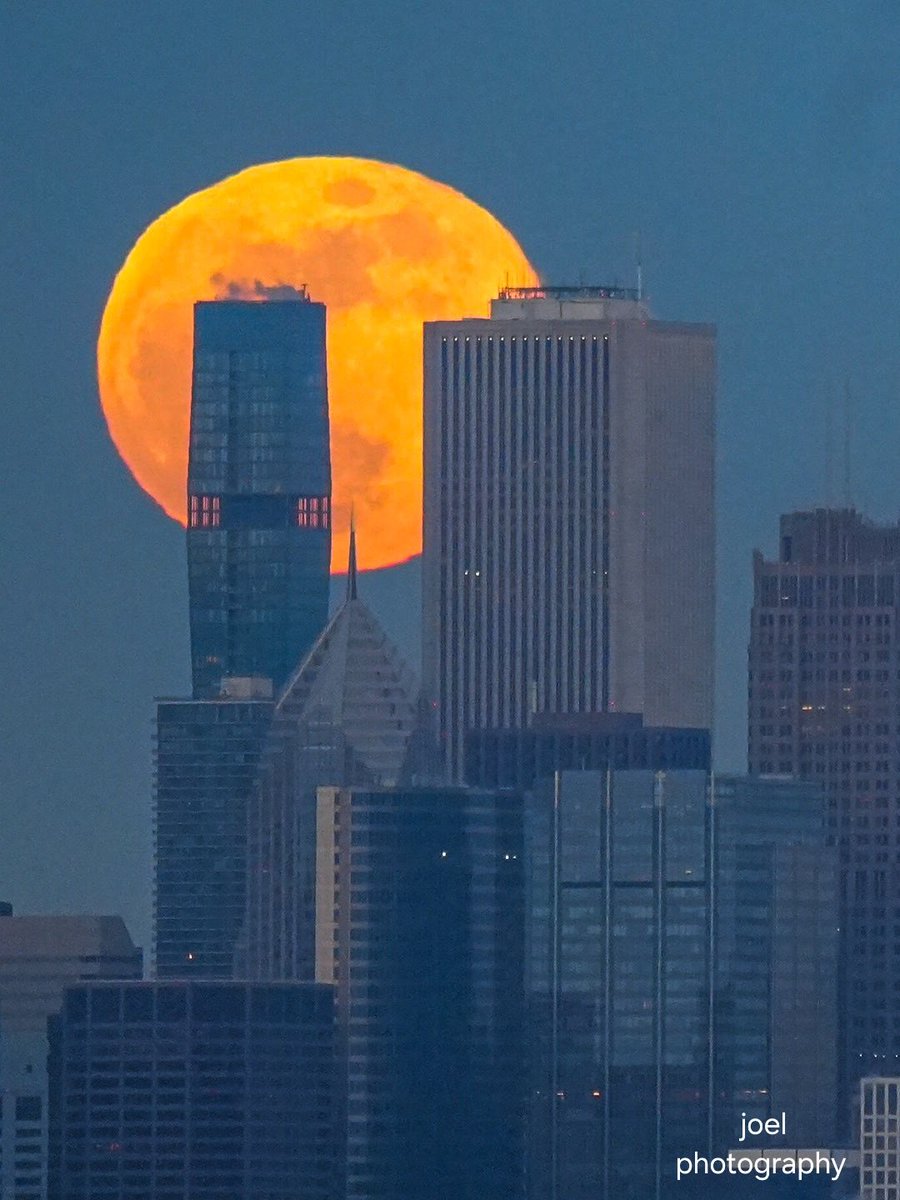Joelmal87's tweet photo. FullMoon over Chicago 
#chicago #fullmoon https://t.co/XHVVWDSsLZ