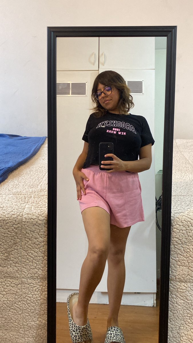 youobeysofia's tweet photo. buen día inútil, voy a entrenar en casa, sumiso voluntario que quiera lamer mis pies descalzos cuando termine de bailar? 

findom finsub paypig https://t.co/PfCRcOpun9