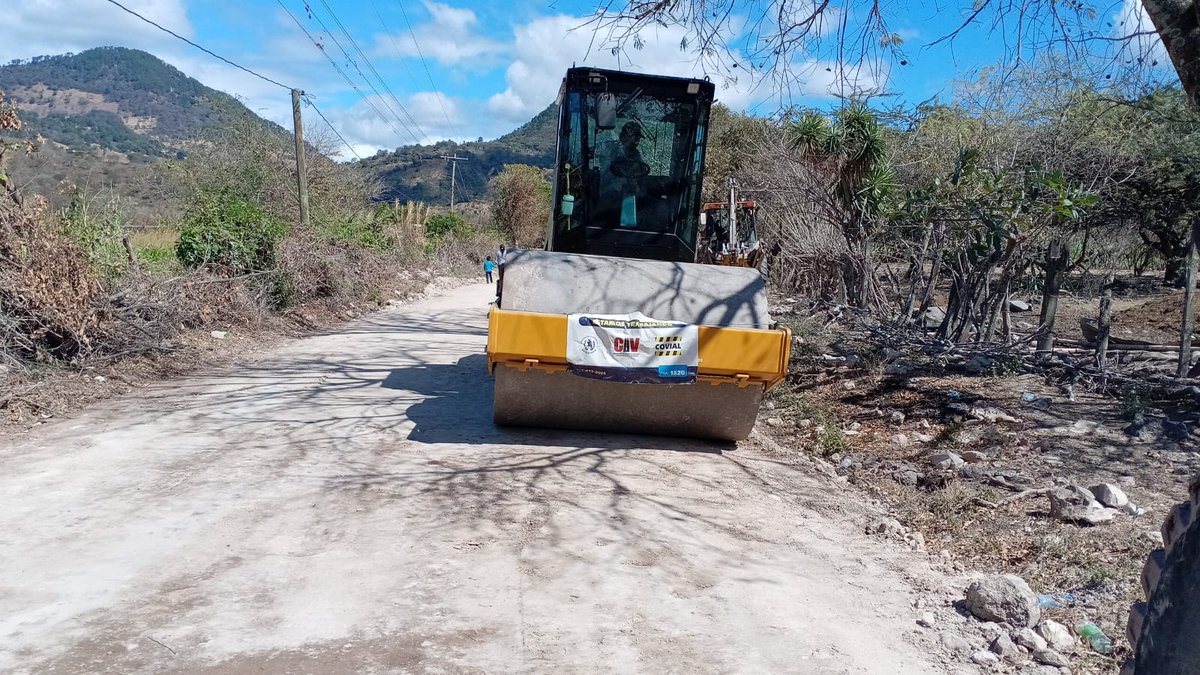 COVIAL_CIV's tweet photo. Avanzamos con actividades de mantenimiento de la red vial no pavimentada en #Chiquimula. Con maquinaria pesada mejoramos la superficie que permitirá una mejor circulación de los pobladores en rutas departamentales de #Ipala. 👷‍♂️

#MantenimientoQueConecta
#AlPuebloDignoSeLeResponde https://t.co/MX3H7LM4qB