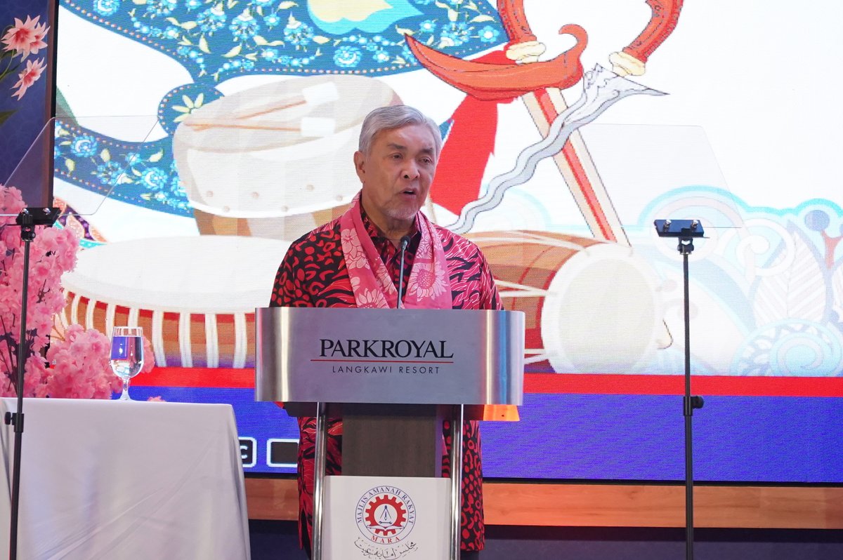 𝗠𝗔𝗥𝗔–𝗢𝗜𝗦𝗖𝗔 𝗣𝗘𝗥𝗟𝗨𝗔𝗦 𝗦𝗜𝗡𝗘𝗥𝗚𝗜 𝗞𝗘𝗥𝗝𝗔𝗦𝗔𝗠𝗔 𝗠𝗔𝗟𝗔𝗬𝗦𝗜𝗔–𝗝𝗘𝗣𝗨𝗡
Langkawi, 11 Februari – Majlis Amanah Rakyat (MARA) hari ini secara rasmi melancarkan Forum Perniagaan Antarabangsa MARA–OISCA 2026 yang ke-7 bertemakan “Cultivating Trust, Nurturing