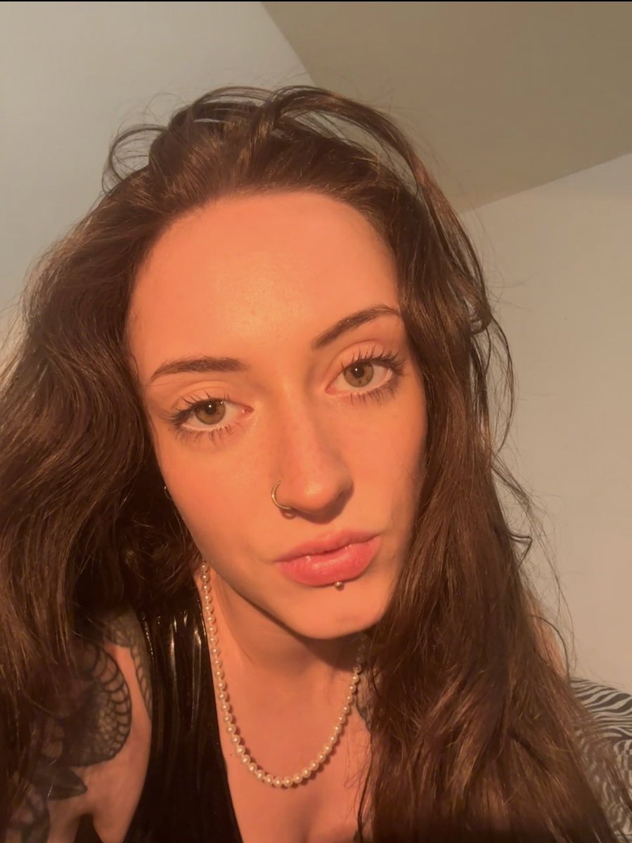 ava_autumn_'s tweet photo. Advocating violence against men every day 🪧 I get wet when I see a man with a black eye https://t.co/kqnX78x6VU