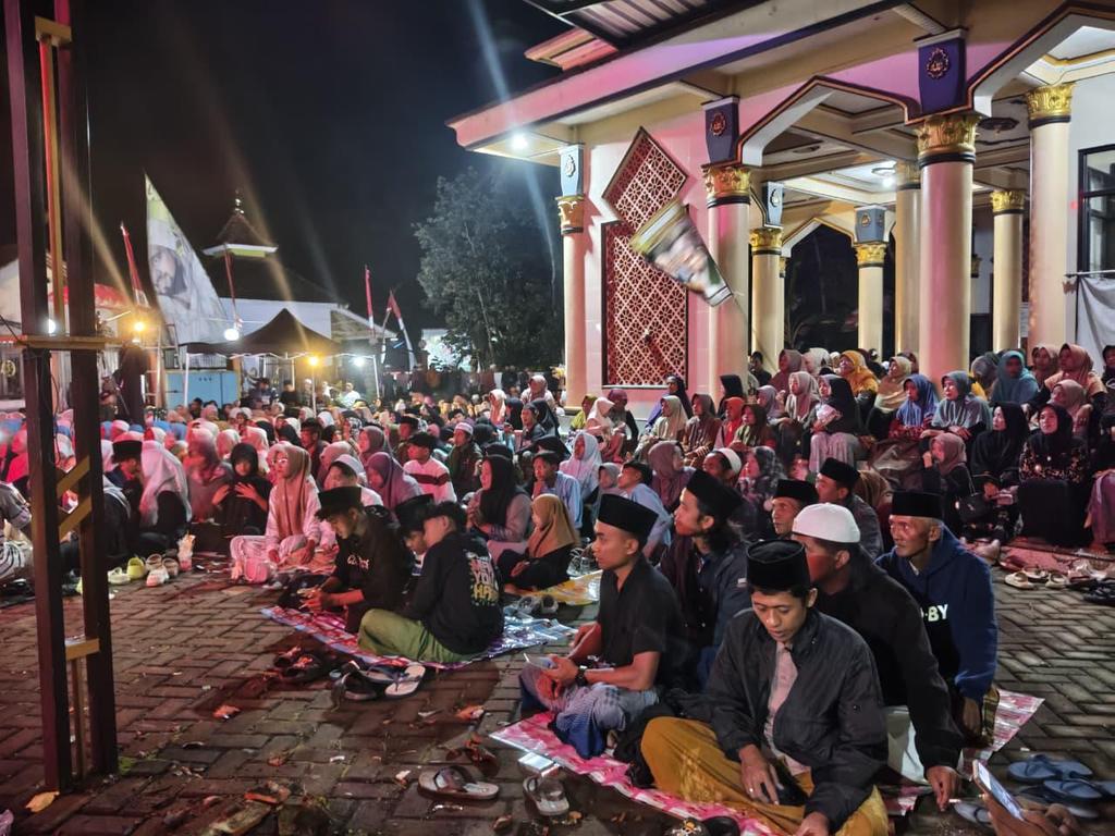 Babinsa hadir pada Jazmika Bersholawat peringatan Isra Mikraj perkuat pembinaan teritorial dan kerukunan warga #TNIAD #Babinsa #PembinaanTeritorial Simak selengkapnya disini 👇👇👇kodam5brawijaya.tni-ad.mil.id/babinsa-banyua…