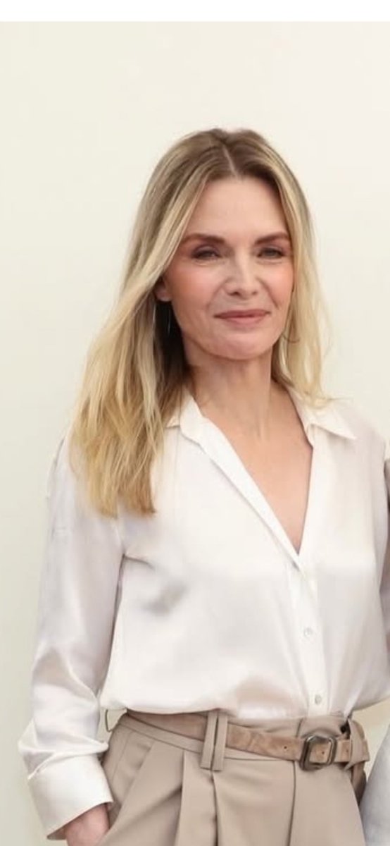 chemsier's tweet image. Michelle Pfeiffer - Février 2026

Quelques belles photos de #Michelle Pfeiffer pour la présentation d'apple à  Los Angeles.
Sublime femme !
😍

#chemisier #blouse #satin #soie